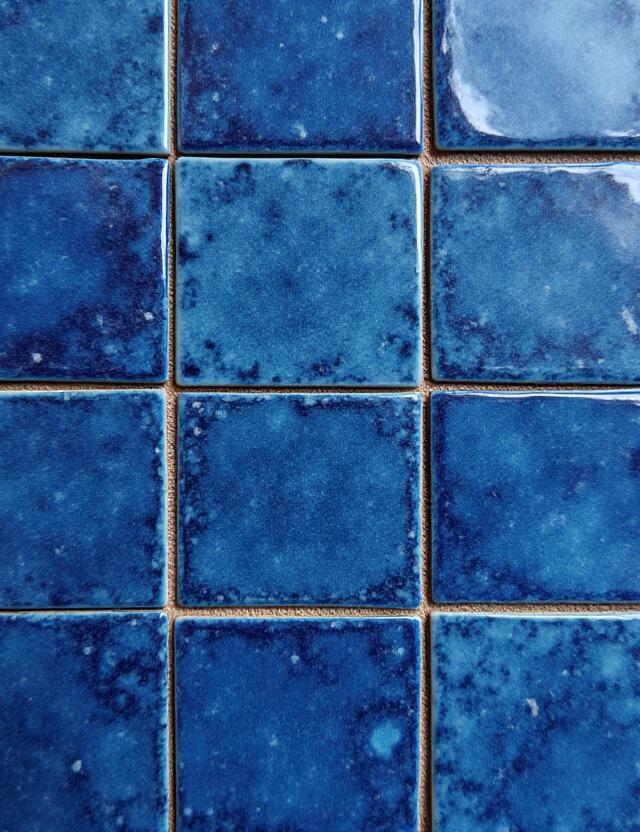 Nahaufnahme von handgefertigten blauen, geometrischen Keramikfliesen.
